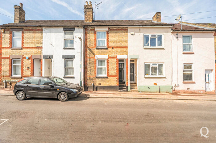 3 Bedroom Terraced House For Sale In Chamberlain Road, Chatham, Kent, ME4