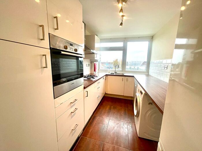 2 Bedroom Flat To Rent In Grove Hill, London, E18