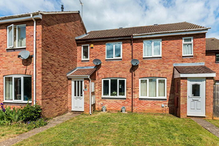 2 Bedroom Terraced House For Sale In Winchelsea Close, Banbury, OX16