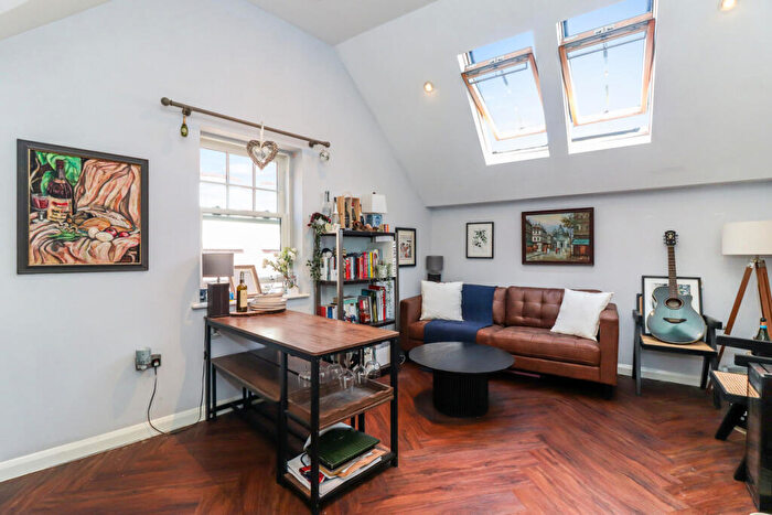 1 Bedroom Apartment To Rent In High Street, Tring, HP23