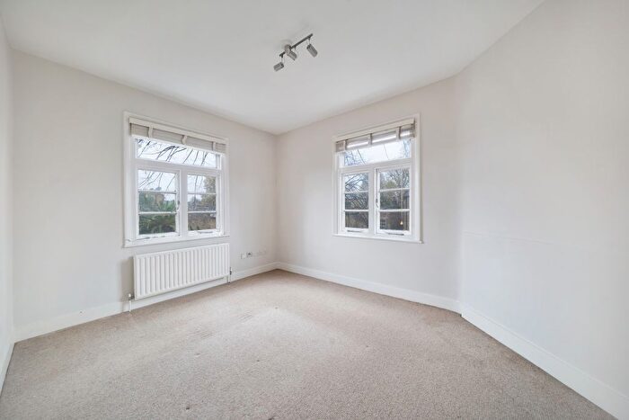 3 Bedroom Flat To Rent In Merrow Street, Walworth Village, London, SE17