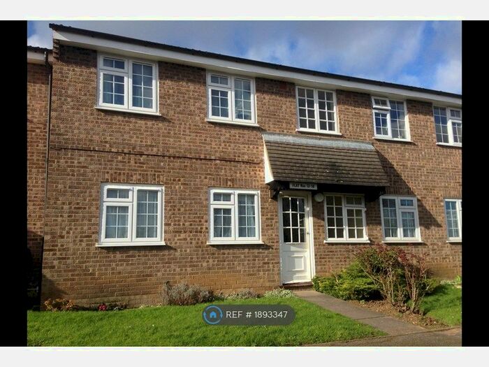 1 Bedroom Flat To Rent In Minstrel Gardens, Surbiton, KT5