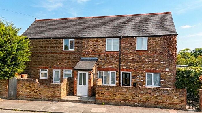 1 Bedroom Flat For Sale In Pembroke Avenue, Hersham, KT12