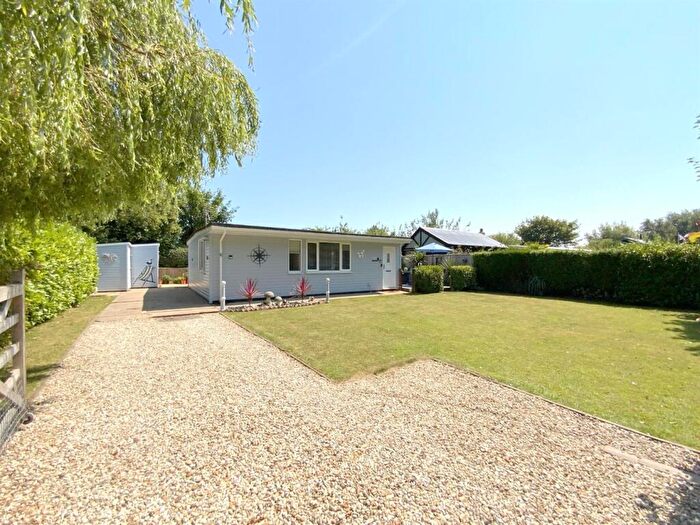 2 Bedroom Chalet For Sale In Anthonys Bank, Humberston Fitties, Humberston, DN36