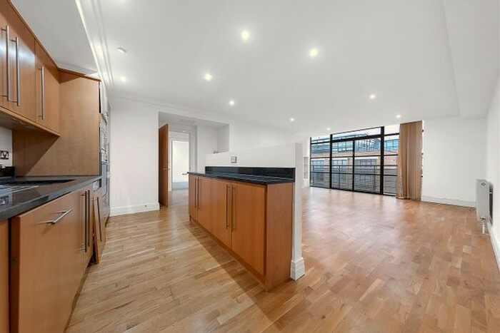 2 Bedroom Flat To Rent In Town Meadow, Brentford, TW8