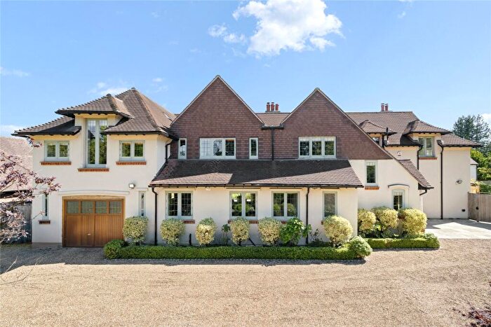5 Bedroom Detached House For Sale In Oatlands Close, Weybridge, Surrey, KT13