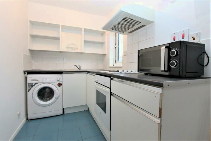 Flat To Rent In Parr Close, London., N9