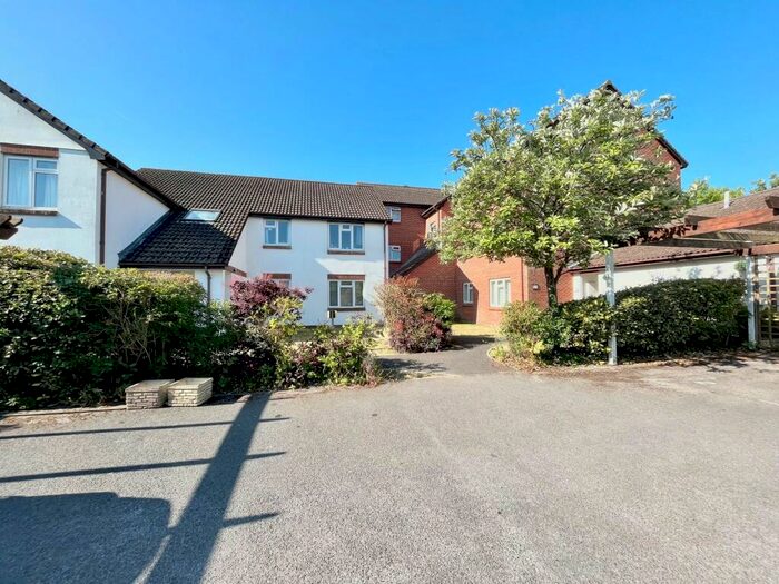 2 Bedroom Flat To Rent In Wentworth Drive, Christchurch, BH23