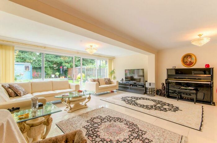 4 Bedroom Property To Rent In Darlands Drive, Barnet EN5