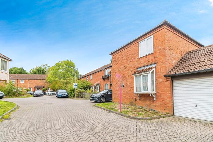 3 Bedroom Link Detached House For Sale In Innholder Court, Neath Hill, Milton Keynes, Buckinghamshire, MK14