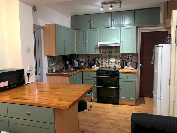 2 Bedroom Flat To Rent In Richards Street, Cathays, Cardiff CF24