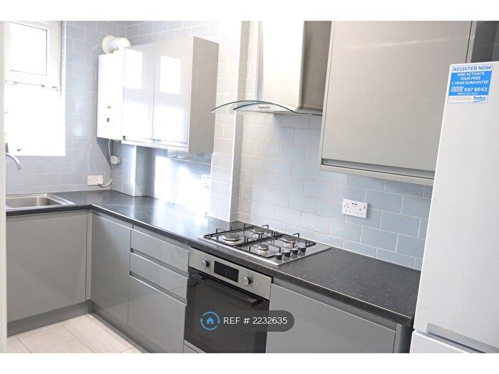3 Bedroom Flat To Rent In Nestor House, London, E2