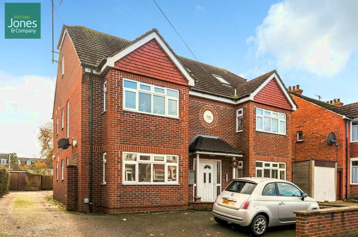 2 Bedroom Flat To Rent In Pavilion Road, Worthing, West Sussex, BN14