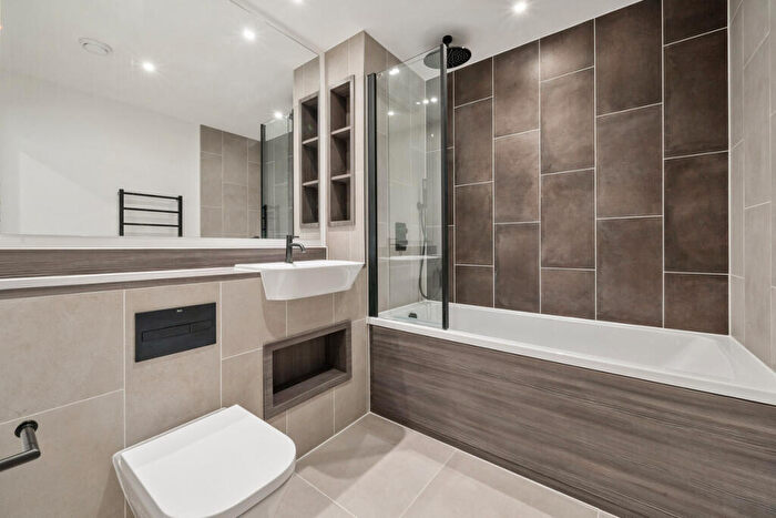 2 Bedroom Apartment To Rent In Snow Hill Wharf, Birmingham, B4