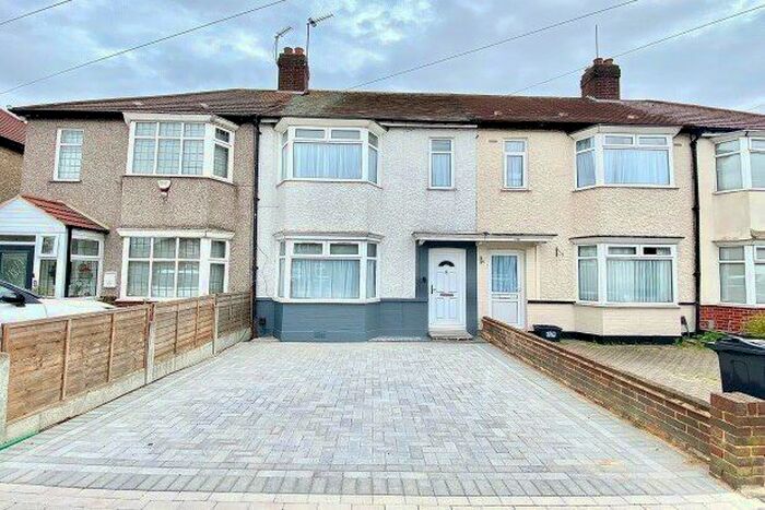 3 Bedroom Property To Rent In Fencepiece Road, Ilford, IG6