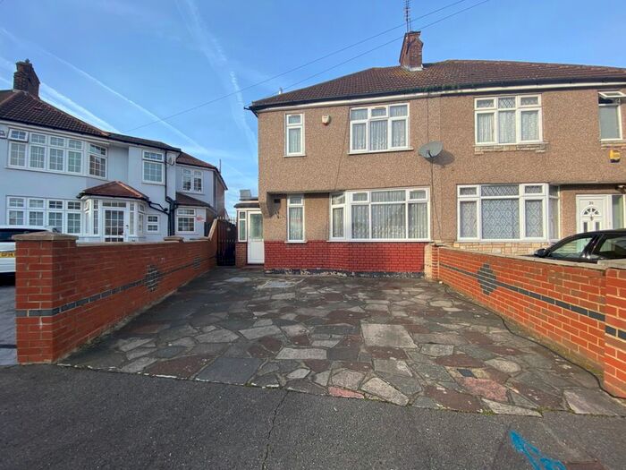 3 Bedroom Semi-Detached House To Rent In Hyde Way, Hayes, UB3