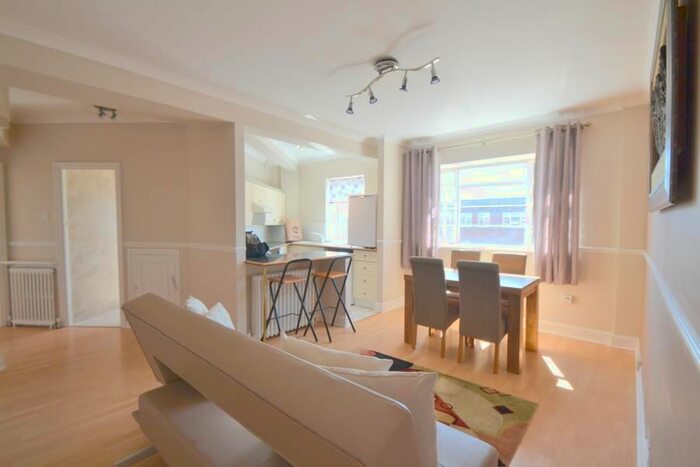 2 Bedroom Flat To Rent In West Kensington Court, Edith Villas, London, W14