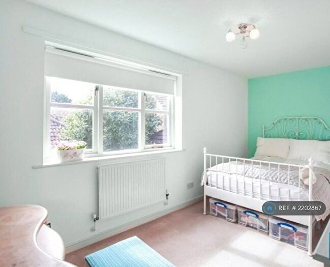 1 Bedroom Semi-Detached House To Rent In Hemingford Close, London, N12