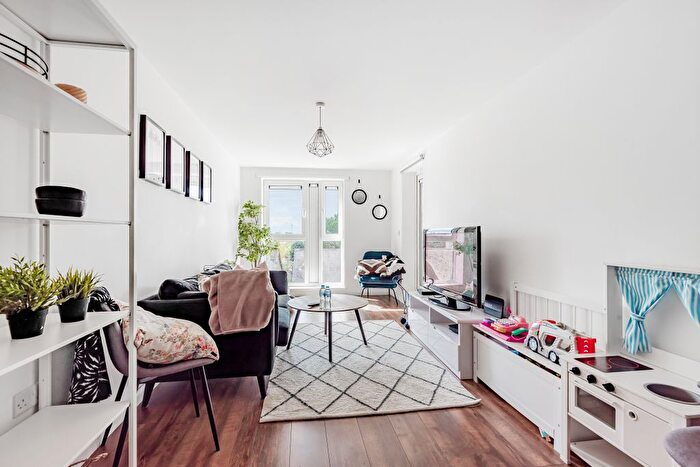 2 Bedroom Flat To Rent In Lyons Way, Slough, Berkshire, SL2