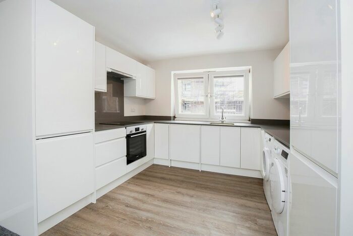 4 Bedroom Flat To Rent In Rosebank Gardens, London, E3