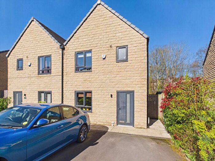 3 Bedroom Semi Detached House For Sale In Beck View Way, Shipley, BD18