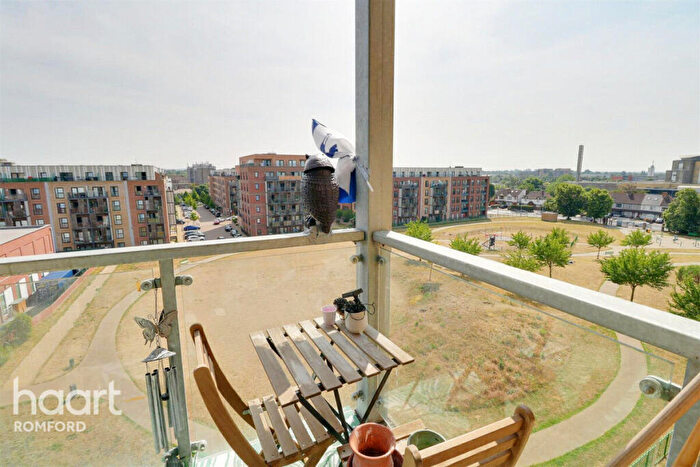 2 Bedroom Apartment To Rent In Cathedral Court - Romford -, RM7