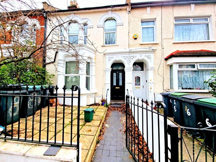 3 Bedroom Flat To Rent In Belmont Road, Haringey, N15