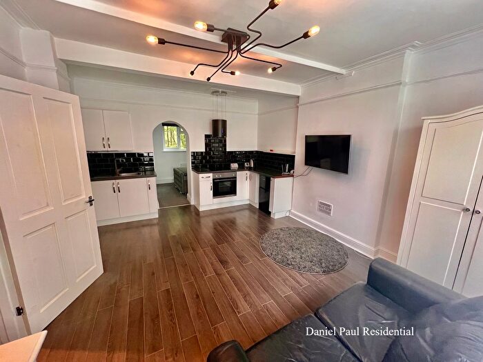Studio To Rent In Cathnor Road, London, W12