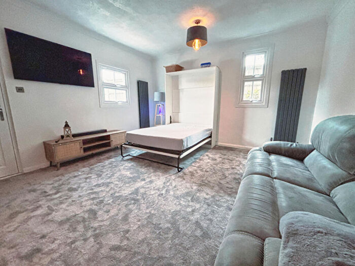 Apartment To Rent In Station Road, Redhill, RH1