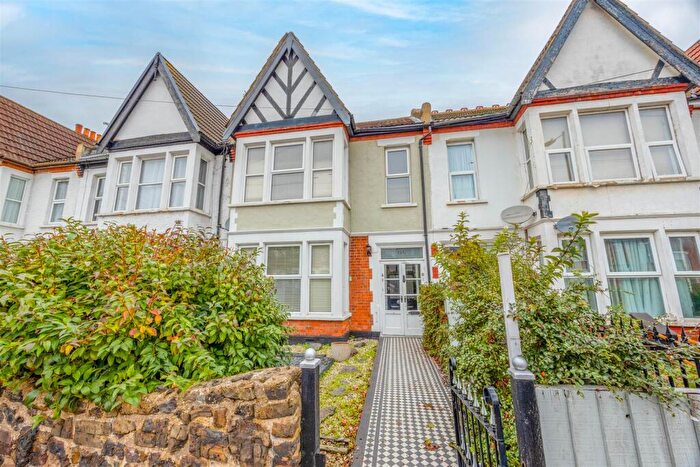 2 Bedroom Apartment To Rent In Valkyrie Road, Westcliff-On-Sea, SS0