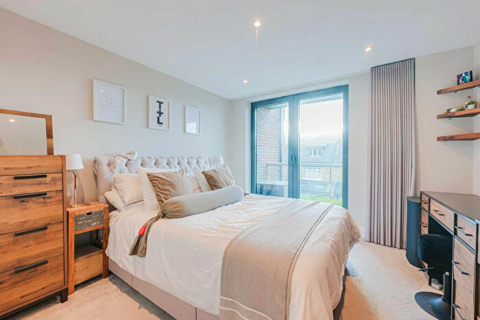 2 Bedroom Flat For Sale In Leigh Road, Leigh On Sea, SS9