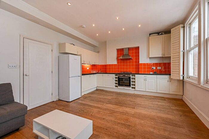3 Bedroom Flat To Rent In Munster Road, Munster Village, London, SW6