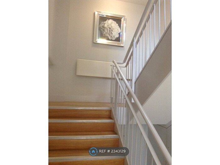 2 Bedroom Flat To Rent In Corben Mews, London, SW8