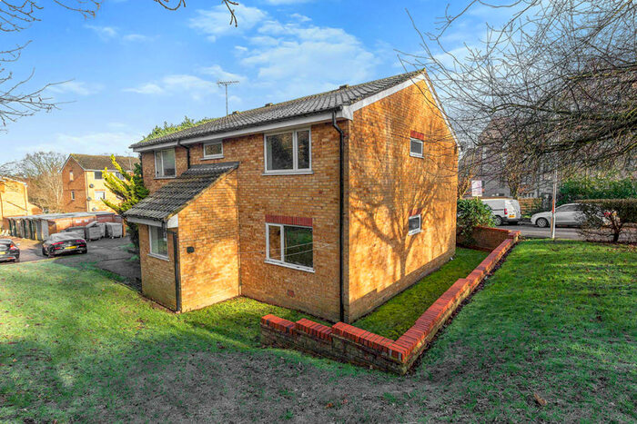 1 Bedroom Flat To Rent In Valley Green, Hemel Hempstead, Hertfordshire, HP2