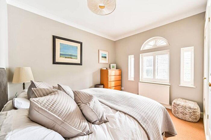 2 Bedroom Flat To Rent In Bolingbroke Grove, Wandsworth Common, London, SW11