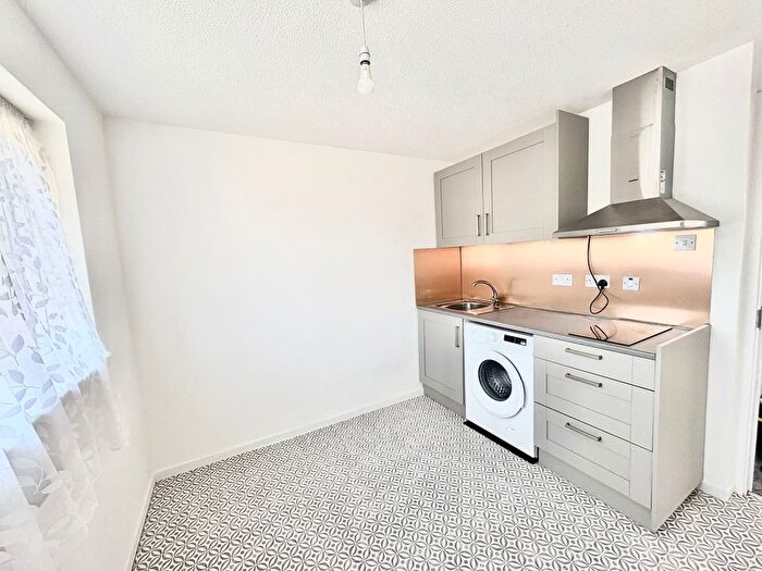 1 Bedroom Maisonette To Rent In Dunnock Road, London, E6
