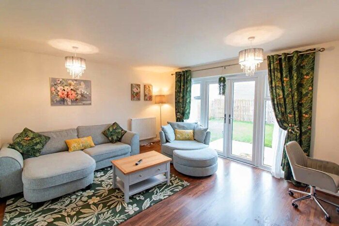 3 Bedroom Flat To Rent In Newcastle Upon Tyne District, NE15