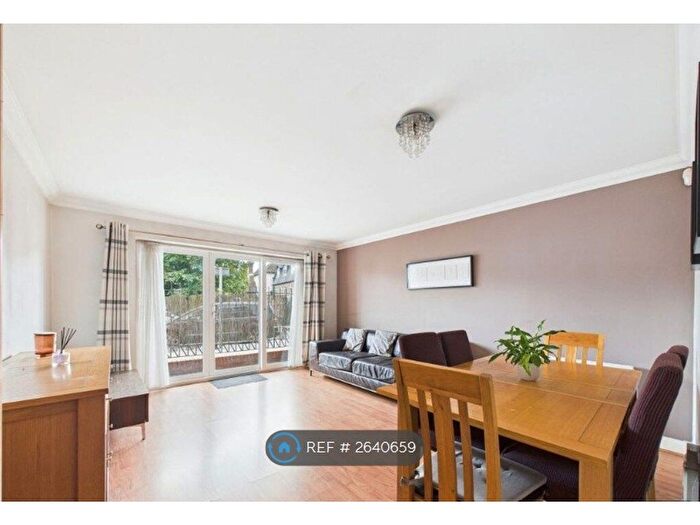2 Bedroom Flat To Rent In Northway, Rickmansworth, WD3