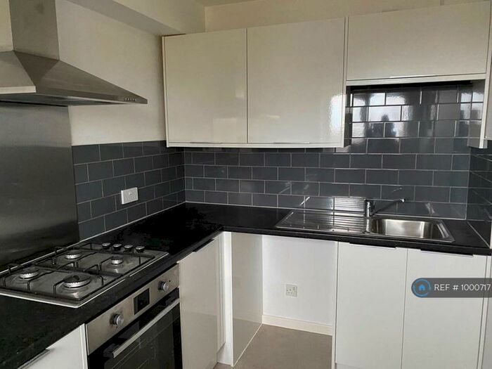 2 Bedroom Flat To Rent In Southwick House, East Grinstead, RH19
