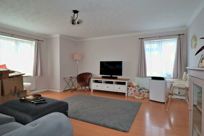 2 Bedroom Flat To Rent In Colne Drive, Walton-On-Thames, Surrey, KT12