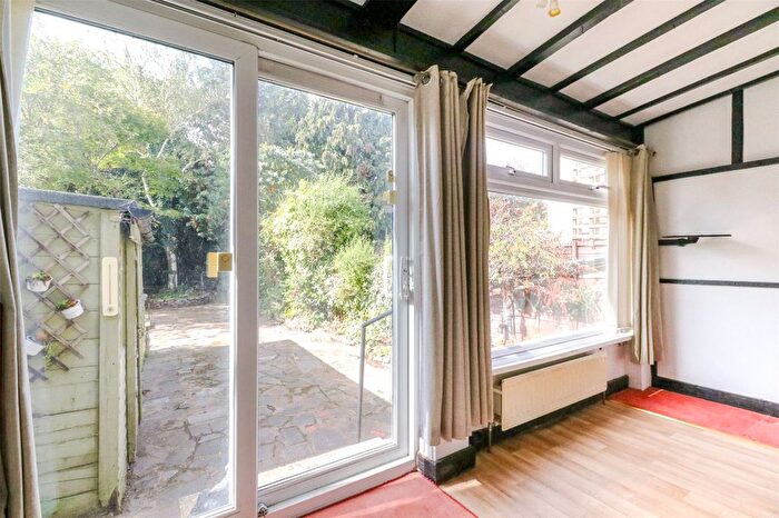 3 Bedroom Terraced House For Sale In Carnarvon Avenue, Enfield, Middlesex, EN1