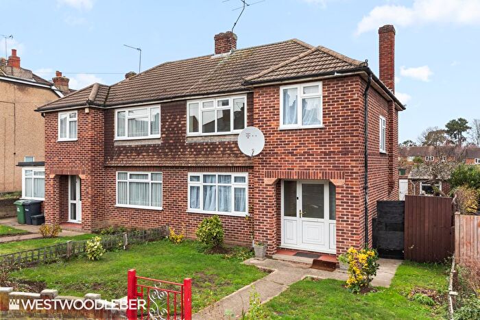 3 Bedroom Semi-Detached House To Rent In Hertford Road, Hoddesdon, EN11