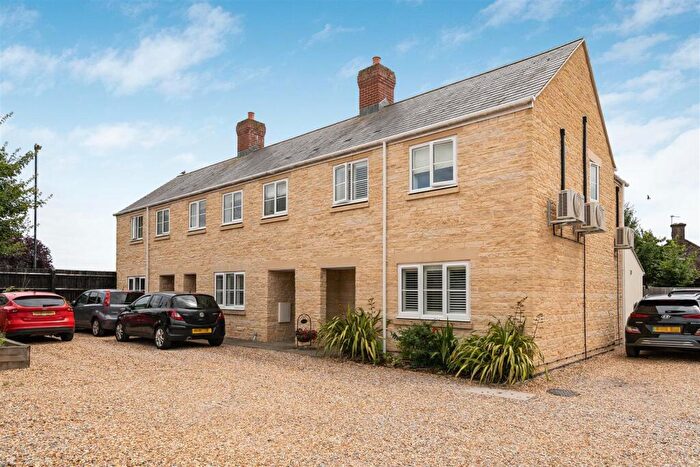 3 Bedroom Terraced House For Sale In George And Dragon Close, Fritwell, Bicester, OX27