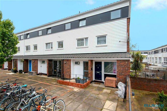 2 Bedroom Flat To Rent In Goldman Close, London, E2