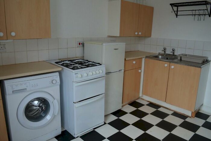 2 Bedroom Flat To Rent In Rose Lane, Liverpool, Merseyside, L18