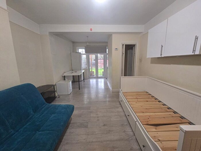 2 Bedroom Flat To Rent In Parkfield Avenue, Harrow, Greater London, HA2