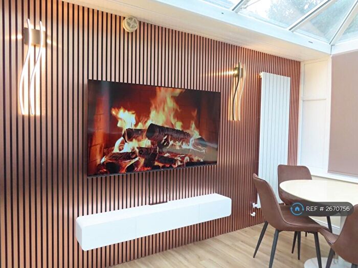 8 Bedroom Bungalow To Rent In Harlaxton Drive, Nottingham, NG7