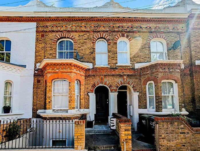 3 Bedroom Flat To Rent In Mayall Road, Herne Hill, London, SE24
