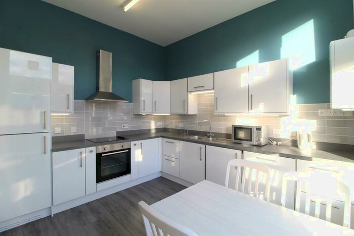 2 Bedroom Flat To Rent In Manor Park Road, Glossop, SK13