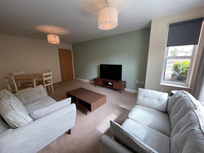 2 Bedroom Flat To Rent In Student Flat: Bed // Aug, LN5